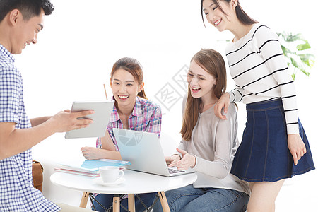 名族文化信心青年多种族年轻的大学生在使用电脑背景