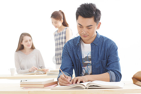 成人学习读书休闲活动自信年轻的大学生在学习背景