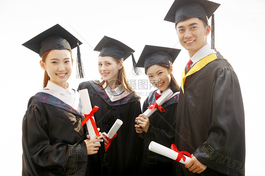 人生大事大学生穿着学士服庆祝毕业图片