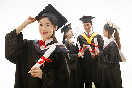 纪念证书幸福大学生穿着学士服庆祝毕业背景