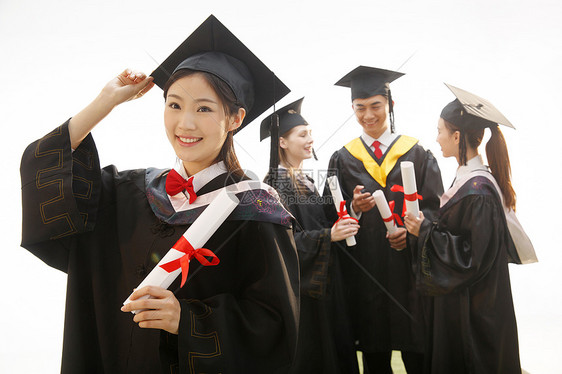 幸福大学生穿着学士服庆祝毕业图片