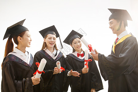 纪念证书大学生穿着学士服庆祝毕业背景