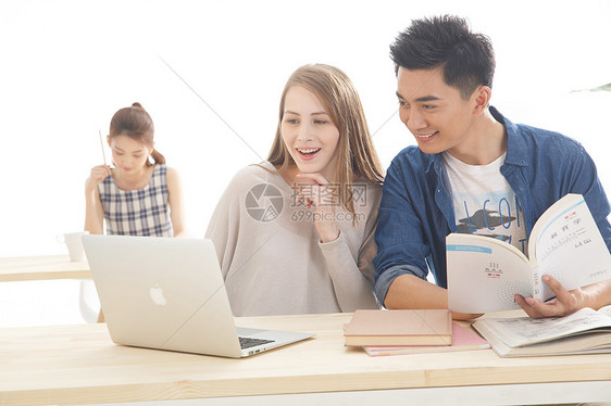 白种人笔记本电脑知识年轻的大学生在学习图片