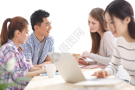 留学生长发知识年轻的大学生在使用电脑图片