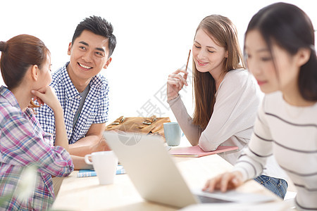 亚洲人书休闲活动年轻的大学生在使用电脑图片