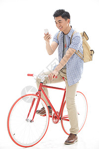 活力户内背包年轻的大学生骑自行车图片