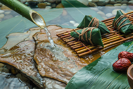 芦苇元素水中的传统美食粽子背景