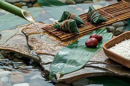 水中竹筏上的端午粽子图片