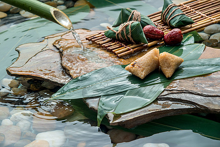 流水旁粽叶上的肉粽图片