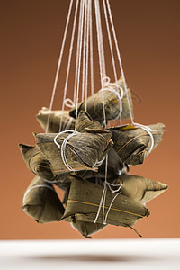 悬挂的东方美食粽子图片