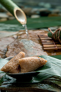 水边的石头小溪流水边的肉粽背景