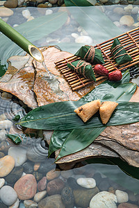 水边的石头小溪流水边的粽子背景