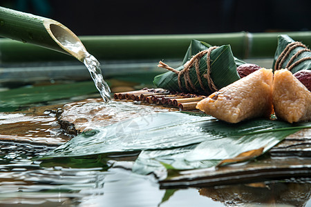 水边的石头小溪流水边的粽子背景