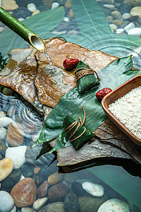 小溪流水边的端午粽子背景图片