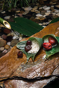 小溪流水边粽叶里的糯米和红枣图片