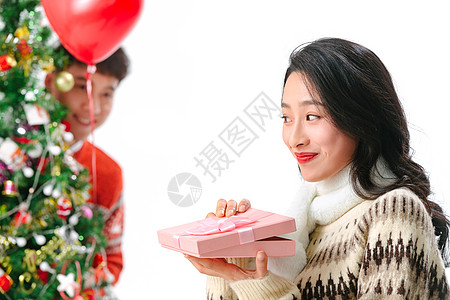 捉迷藏幸福相伴青年男人送女朋友圣诞礼物高清图片