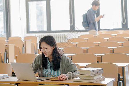 同学互联网青年男人大学生在教室里学习高清图片