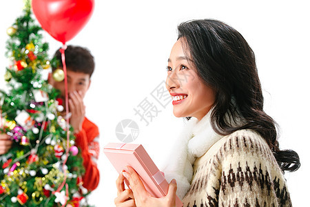浪漫青年伴侣爱青年男人送女朋友圣诞礼物图片