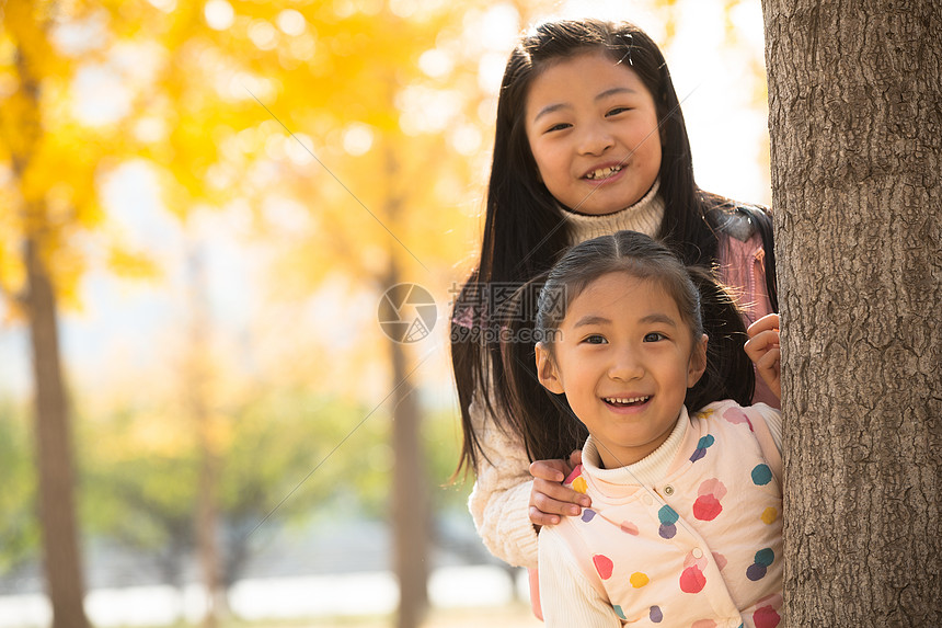 童年放松摄影两个可爱的小女孩在户外玩耍图片