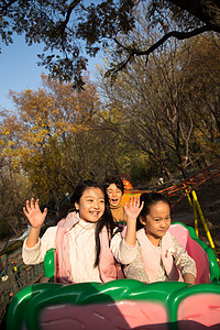 儿童游乐童年乐趣游乐园男孩女孩坐过山车背景