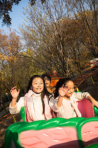 游乐园设施休闲活动伙伴男孩女孩坐过山车图片