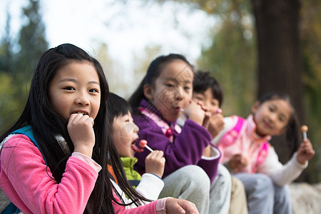人8岁到9岁北京可爱的男孩女孩在户外玩耍图片