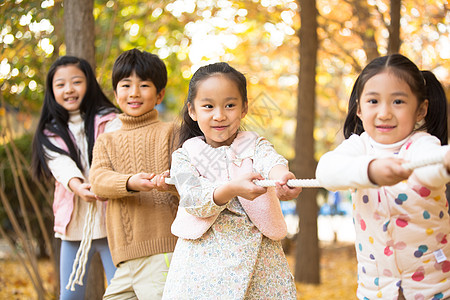 五个人水平构图休闲装小学生在拔河比赛图片