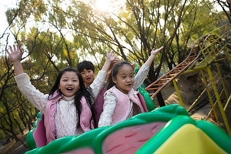 户外活力旋转男孩女孩坐过山车图片