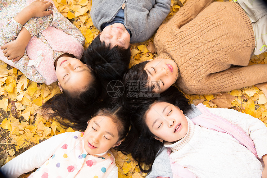 休闲活动摄影东方人可爱的男孩女孩躺在地上图片