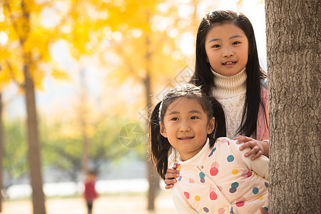 天真东方人两个可爱的小女孩在户外玩耍图片