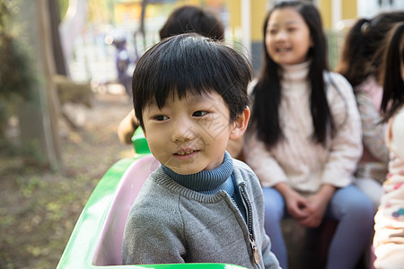 乐趣小学生6岁到7岁男孩女孩坐在游乐场玩耍图片