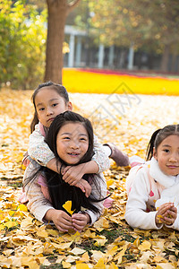 人朋友休闲活动可爱的男孩女孩在户外玩耍图片