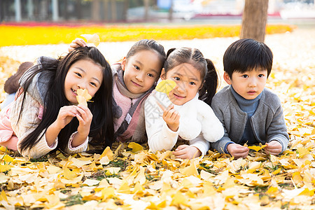 清新放松享乐可爱的男孩女孩在户外玩耍图片