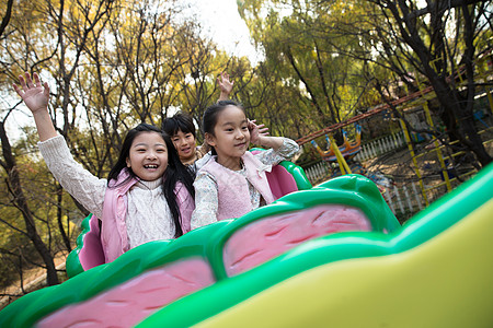 童年游乐园设施亚洲男孩女孩坐过山车图片