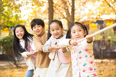 克服困难健康的朋友小学生在拔河比赛图片