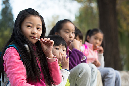 人周末活动户外活动可爱的男孩女孩在户外玩耍图片