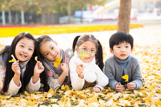 亚洲享乐可爱的男孩女孩在户外玩耍图片