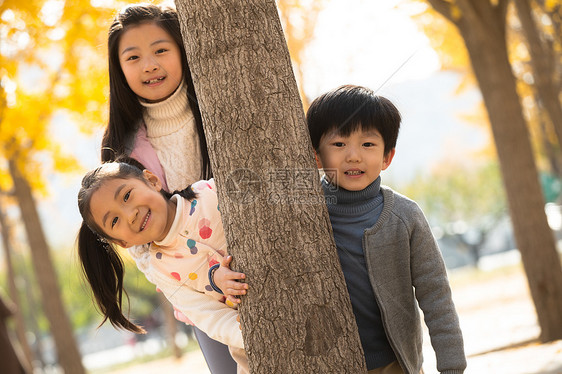 亚洲秋游北京欢乐的男孩女孩在户外玩耍图片