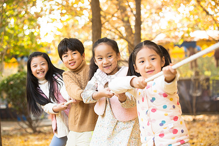 一排人五个人度假成一排小学生在拔河比赛背景