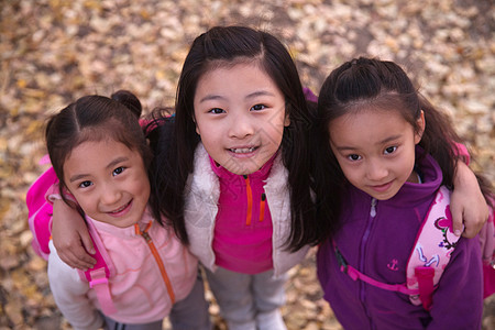 活力快乐秋天小学生在户外玩耍高清图片