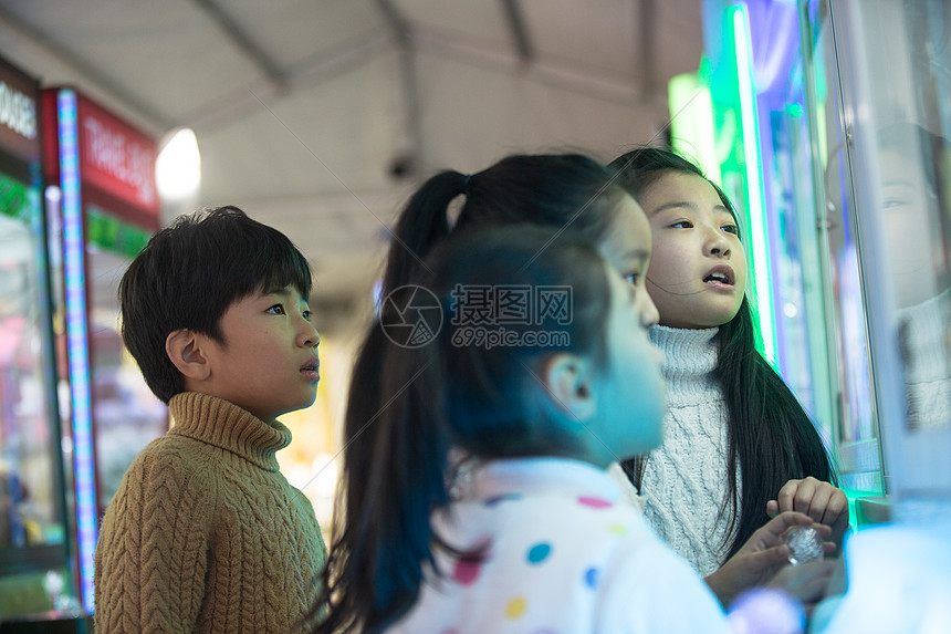 水平构图游乐场友谊男孩女孩在游戏厅玩耍图片