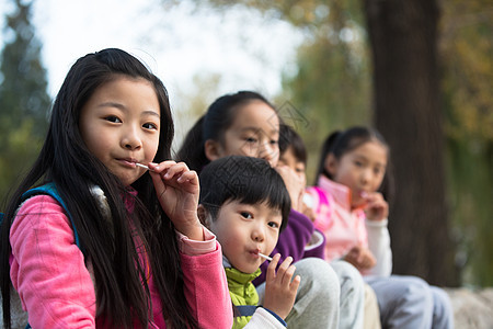 小学生相伴乐趣可爱的男孩女孩在户外玩耍图片