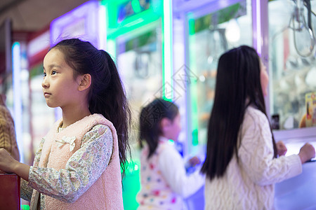 公园北京8岁到9岁男孩女孩在游戏厅玩耍图片