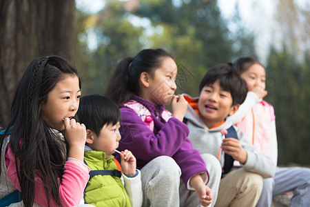 亚洲活力欢乐可爱的男孩女孩在户外玩耍图片