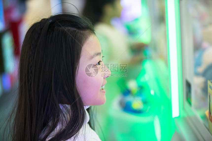 幸福摄影白昼可爱的女孩在游戏厅玩耍图片