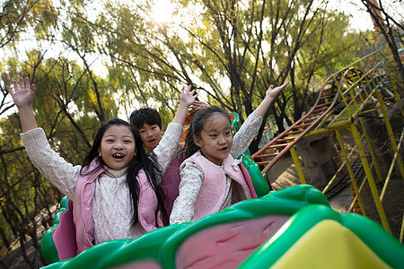 儿童可爱的户外男孩女孩坐过山车图片