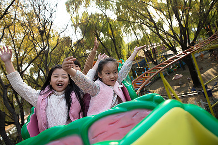 欢乐小学生可爱的男孩女孩坐过山车图片