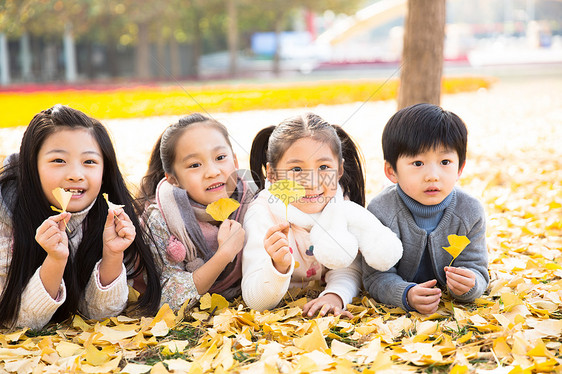 朋友休闲活动北京可爱的男孩女孩在户外玩耍图片