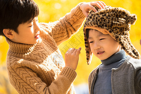 东方人童年宠物服装两个男孩在户外图片