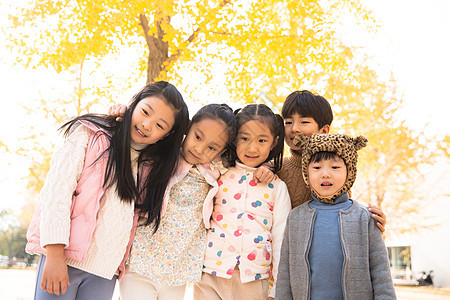 活力水平构图姐妹可爱的男孩女孩在户外玩耍图片